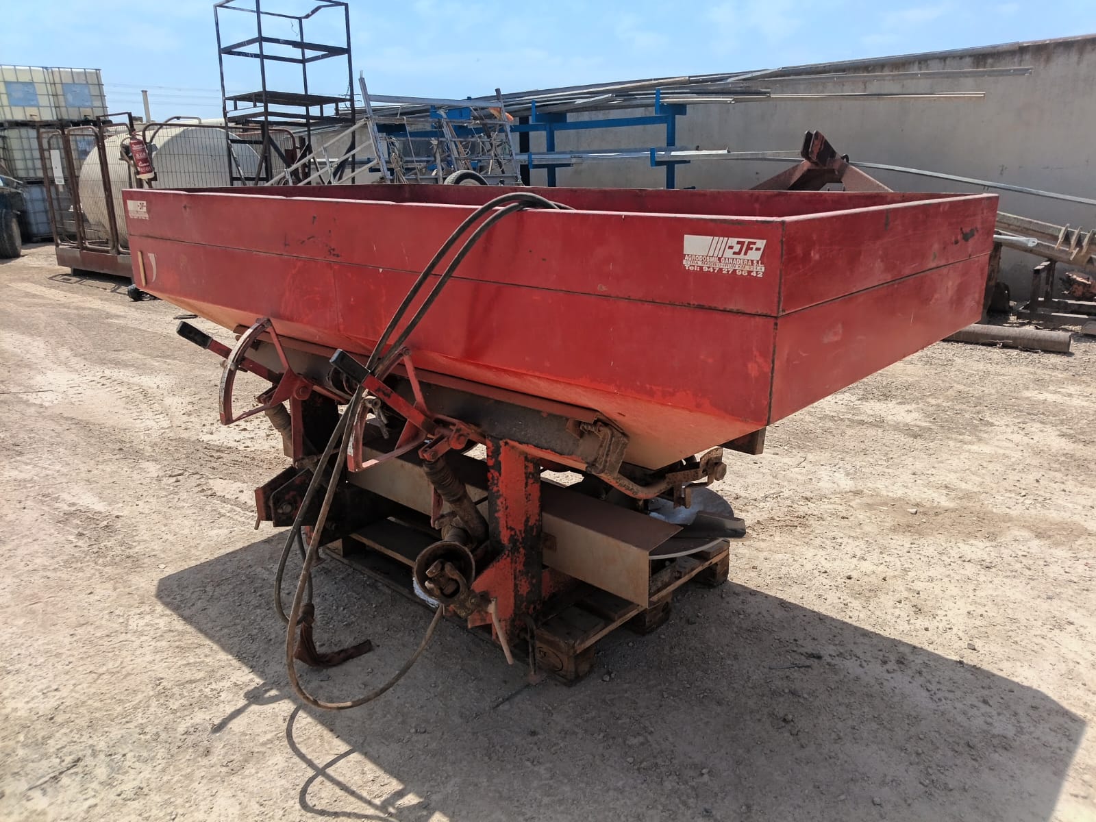Abonadora agrícola con tolva 120x240 cm  | especiales