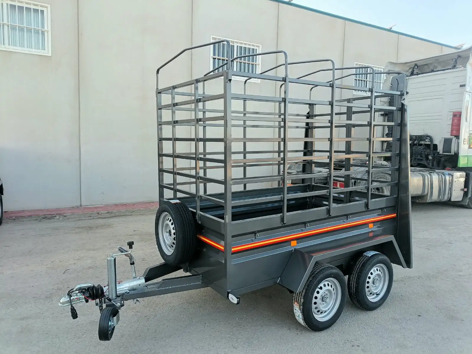 Remolque caja fija 2 ejes con freno 2200x1300x500+1100+arquillos | caja-fija-ruedas-por-fuera