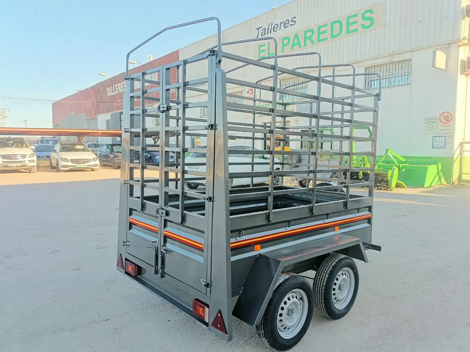 Remolque caja fija 2 ejes con freno 2200x1300x500+1100+arquillos - vista 2