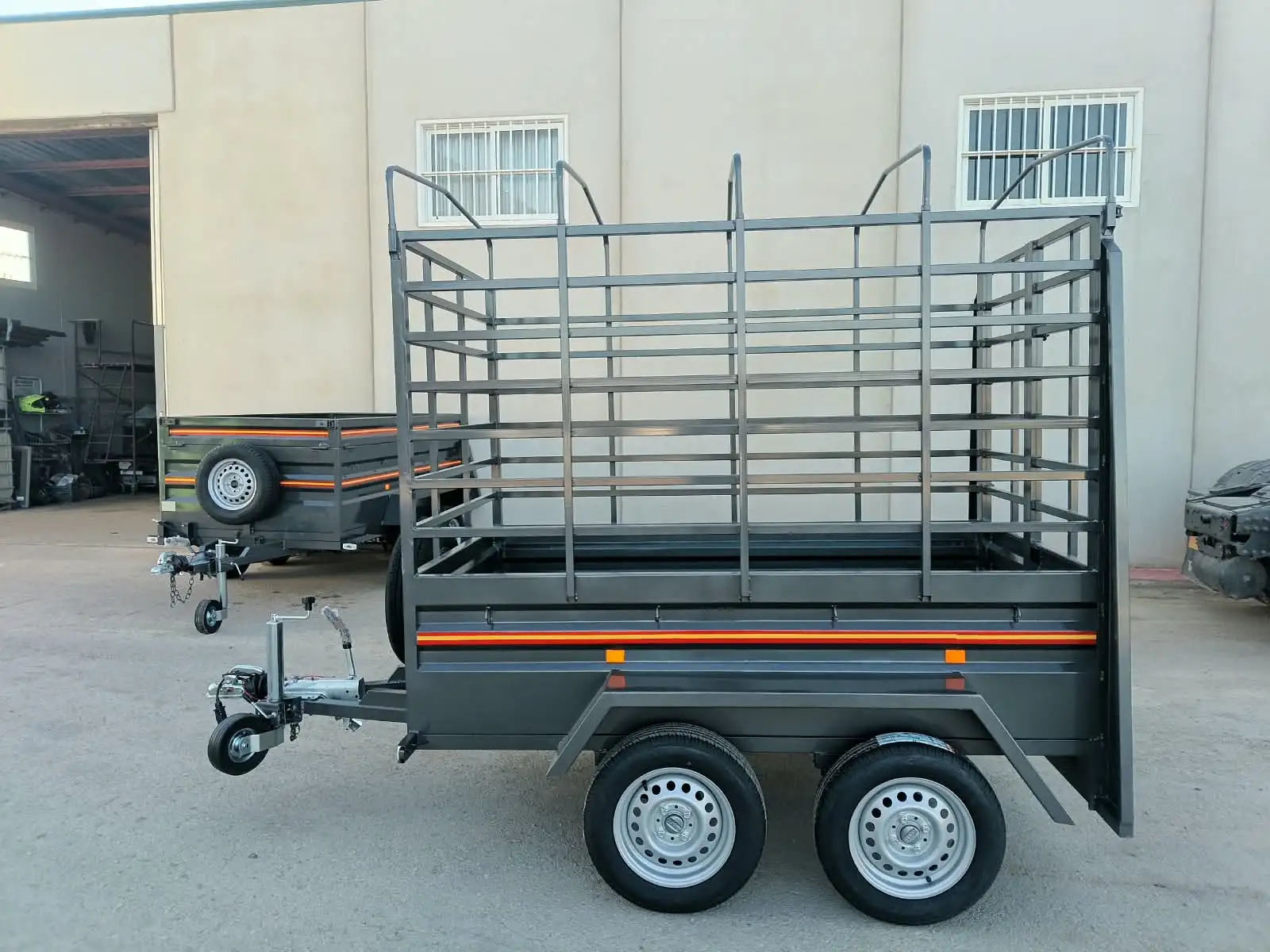 Remolque caja fija 2 ejes con freno 2200x1300x500+1100+arquillos - vista 3