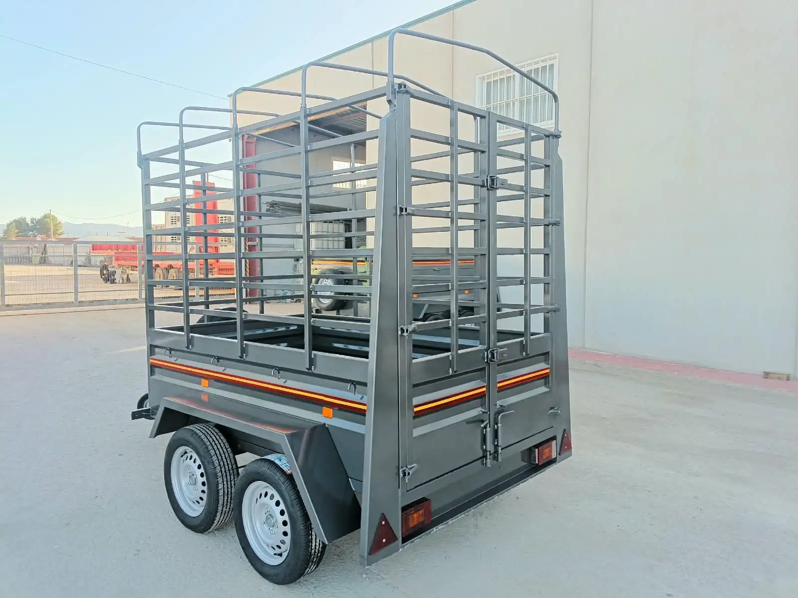 Remolque caja fija 2 ejes con freno 2200x1300x500+1100+arquillos - vista 4