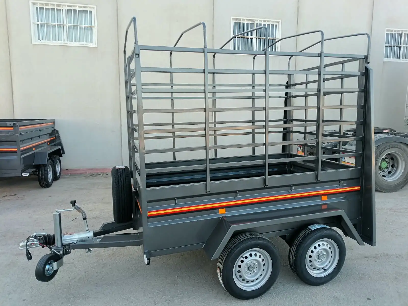 Remolque caja fija 2 ejes con freno 2200x1300x500+1100+arquillos - vista 5