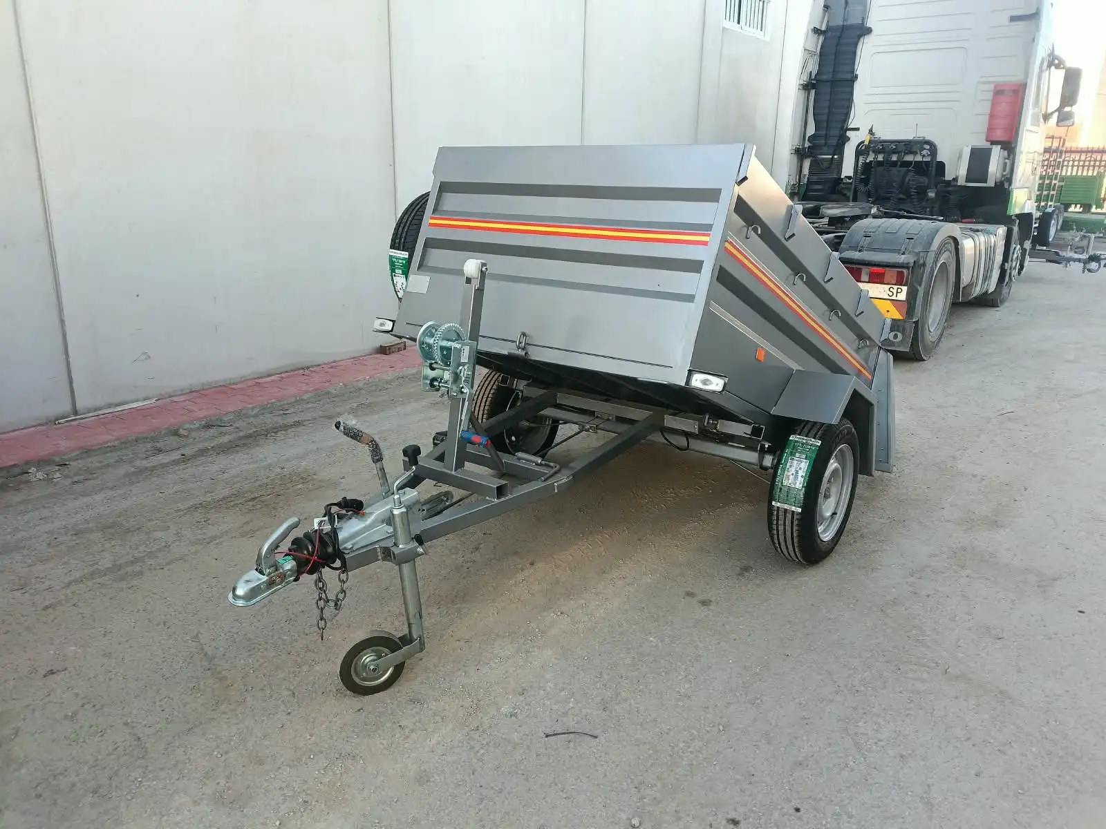 Remolque basculante por inercia con cabestrante 1 eje con freno 2000x1300x700 | basculante-ruedas-por-fuera